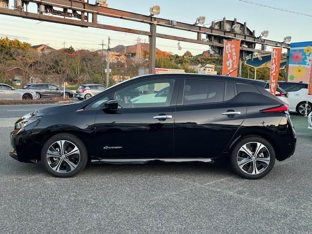 リーフ Ｇ　プロパイロット　プロパイロットパーキング　　アラウンドビュー全周囲カメラ　エマージェンシー衝突軽減ブレーキ　純正ナビ　スマートルームミラー　前・後席シートヒーター　禁煙車（5枚目）