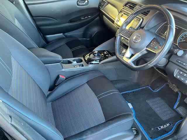 リーフ Ｇ　プロパイロット　プロパイロットパーキング　　アラウンドビュー全周囲カメラ　エマージェンシー衝突軽減ブレーキ　純正ナビ　スマートルームミラー　前・後席シートヒーター　禁煙車（9枚目）