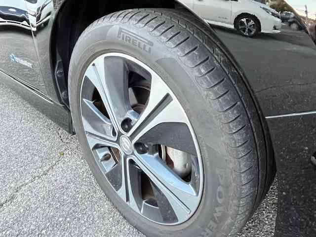 リーフ Ｇ　プロパイロット　プロパイロットパーキング　　アラウンドビュー全周囲カメラ　エマージェンシー衝突軽減ブレーキ　純正ナビ　スマートルームミラー　前・後席シートヒーター　禁煙車（26枚目）