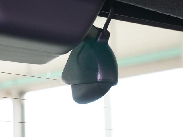 この車にはリアにもドライブレコーダーを装備しております◆映像・音声などを記録する自動車用の装置です。　もしもの事故の際の記録はもちろん、旅行の際の思い出としてドライブの映像を楽しむことができます。