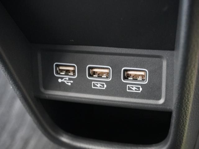 ＵＳＢ接続、スマートフォンの充電等にも便利なＵＳＢチャージャー！使いやすい場所に装備されています。