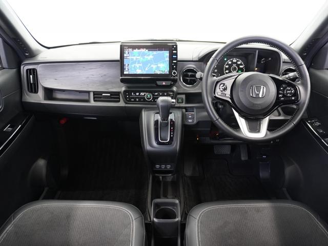 視界広々で運転しやすくロングドライブでも疲れを感じさせないすっきりとまとまったインパネ周りです。