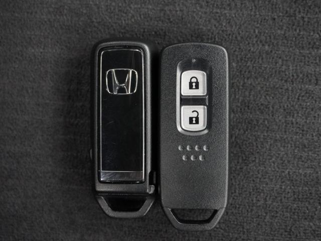 ◆スマートキー◆カギをバッグやポケットに入れたままでもドアロックの開閉ができる『スマートキー』付き！雨天や暗くなってもカギを取り出す必要がなくドアの開錠＆エンジンも始動できます