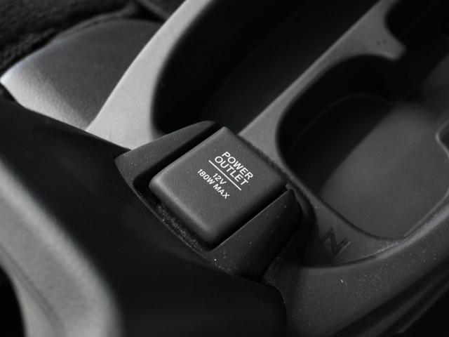 スマートフォンの充電等にも便利な電源ソケット！使いやすい場所に装備されています。