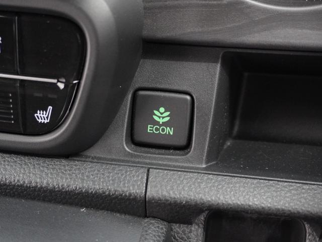 ◆ＥＣＯＮスイッチ（ＥＣＯＮモード）◆エンジンやエアコンといった、クルマ全体の動きを燃費優先で自動制御するＥＣＯＮモード。空調など快適性を優先したいときは、スイッチを押してＯＦＦにできます。