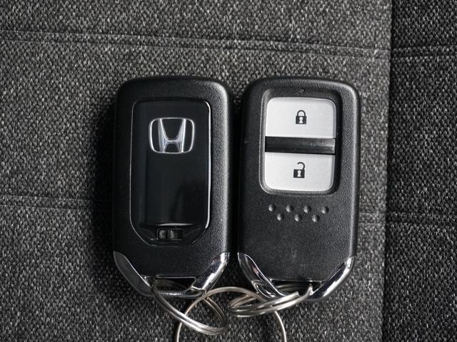 フィット ｅ：ＨＥＶホーム２０周年特別仕様車カーサ　２年保証ナビＤレコＲカメＥＴＣクルコンＢＴ（20枚目）