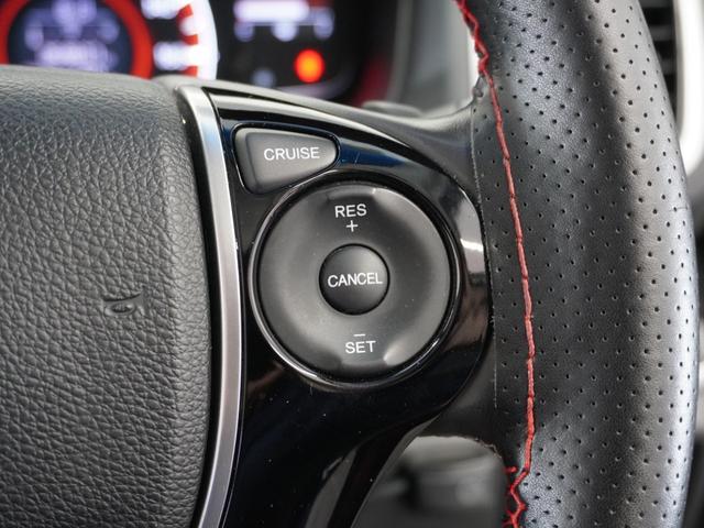 【クルーズコントロール】ステアリングの右側には高速道路で威力を発揮するオートクルーズの操作スイッチががついています。手元で操作ができるので、安全に運転できます！