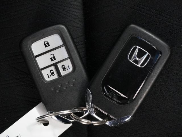 ◆スマートキー◆カギをバッグやポケットに入れたままでもドアロックの開閉ができる『スマートキー』付き！雨天や暗くなってもカギを取り出す必要がなくドアの開錠＆エンジンも始動できます