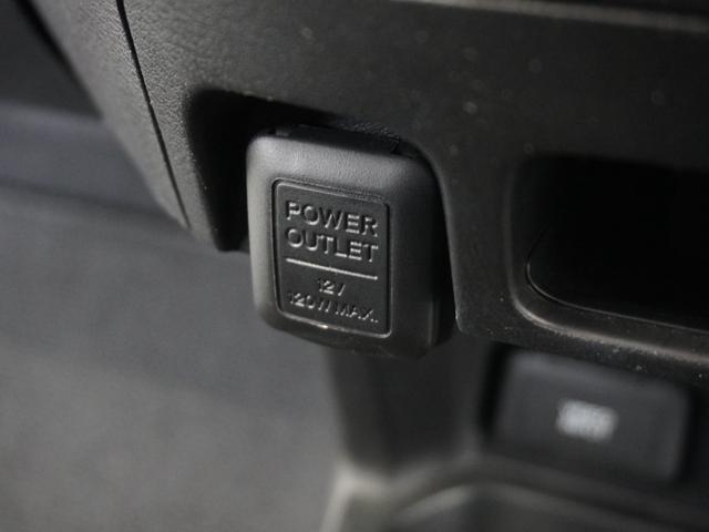 スマートフォンの充電等にも便利な電源ソケット！使いやすい場所に装備されています。
