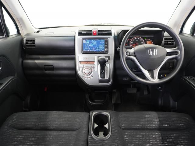 視界広々で運転しやすくロングドライブでも疲れを感じさせないすっきりとまとまったインパネ周りです。