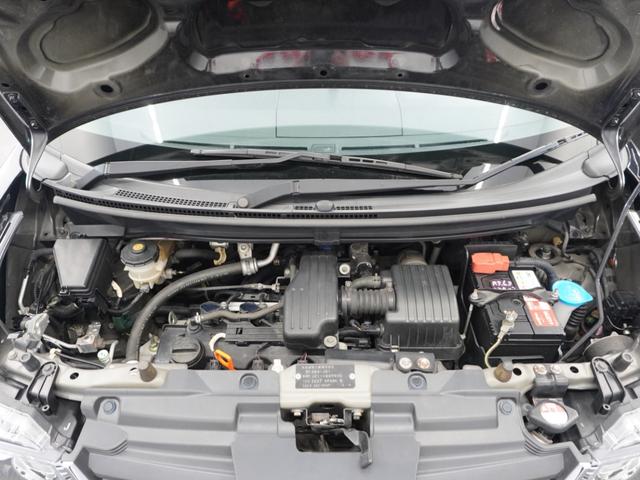 エンジンは車の心臓部分です。このエンジンルームが汚いとトラブルの基になります。当店は専用の液剤を使って徹底的に綺麗にします。