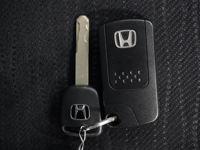 ◆スマートキー◆カギをバッグやポケットに入れたままでもドアロックの開閉ができる『スマートキー』付き！雨天や暗くなってもカギを取り出す必要がなくドアの開錠＆エンジンも始動できます