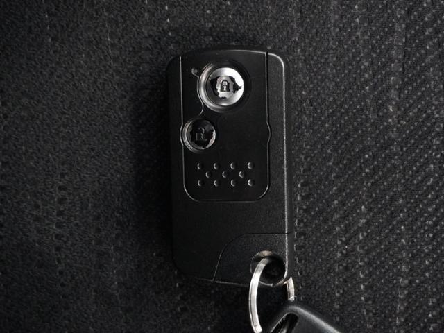 ◆スマートキー◆カギをバッグやポケットに入れたままでもドアロックの開閉ができる『スマートキー』付き！雨天や暗くなってもカギを取り出す必要がなくドアの開錠＆エンジンも始動できます
