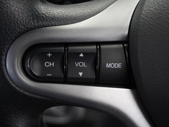 ◆ハンドルに【オーディオリモコンスイッチ】が装備されてます。視点をそらすことなく、ボリューム調整・オーディオソース切替・選曲が出来ます。安全運転しながら操作が可能になりました。