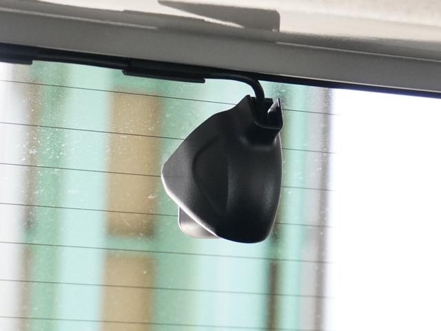 この車にはリアにもドライブレコーダーを装備しております◆映像・音声などを記録する自動車用の装置です。　もしもの事故の際の記録はもちろん、旅行の際の思い出としてドライブの映像を楽しむことができます。