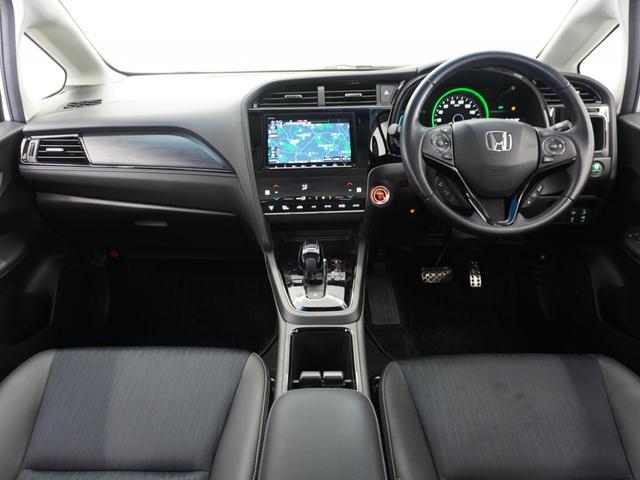 視界広々で運転しやすくロングドライブでも疲れを感じさせないすっきりとまとまったインパネ周りです。