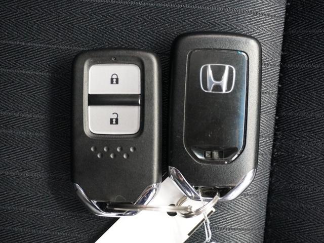 ◆スマートキー◆カギをバッグやポケットに入れたままでもドアロックの開閉ができる『スマートキー』付き！雨天や暗くなってもカギを取り出す必要がなくドアの開錠＆エンジンも始動できます