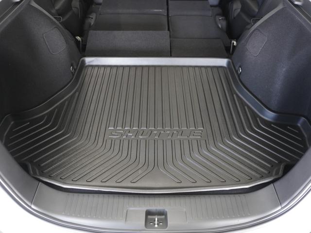 ラゲッジトレー装備！濡れた荷物も気にせず積める、防水性のあるトレーです。