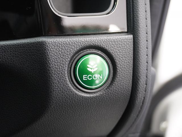 ◆ＥＣＯＮスイッチ（ＥＣＯＮモード）◆エンジンやエアコンといった、クルマ全体の動きを燃費優先で自動制御するＥＣＯＮモード。空調など快適性を優先したいときは、スイッチを押してＯＦＦにできます。