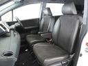 運転席と助手席は足元が繋がっているので自由に行き来しやすいので駐車場が狭いときでも助手席側からスムーズに乗り降りできて便利!