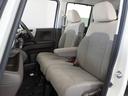 運転席と助手席は足元が繋がっているので自由に行き来しやすいので駐車場が狭いときでも助手席側からスムーズに乗り降りできて便利!