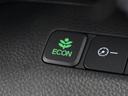 ◆ＥＣＯＮスイッチ（ＥＣＯＮモード）◆エンジンやエアコンといった、クルマ全体の動きを燃費優先で自動制御するＥＣＯＮモード。空調など快適性を優先したいときは、スイッチを押してＯＦＦにできます。