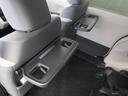 ◆シートバックテーブル◆フロントシートの背面に後席用のテーブルがついています。小物が置けて!カップホルダーもあります、ドライブ中や休憩時にも便利なテーブルです。