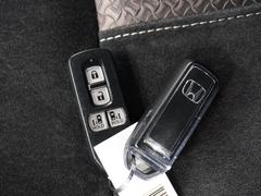 【スマートキー】かばんやポケットに携帯するだけで、ドアの開け閉め・エンジンの始動が可能です。荷物が多くて手がふさがっている時などとても便利です。 7