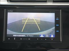 初心者の方や運転に自信のない方でも安心して車庫入れができるリバース連動リアカメラが装着されています。狭い駐車場はもちろん、雨の日や夜間でもストレスなく運転していただけますよ。 6