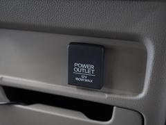 スマートフォンの充電等にも便利な電源ソケットも使いやすい場所に装備されています。 5