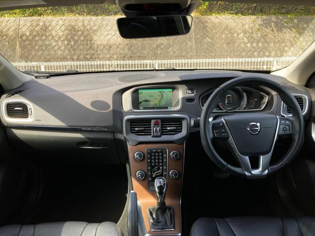 Ｖ４０ クロスカントリー　Ｄ４　サマム　★禁煙★ハーマンカードン★モダンウッドパネル★黒革★メモリ付パワーシート★前席シートヒーター★ブラインドスポットモニター★アダプティブクルーズコントロール★純正ナビ★フルセグ★スマートキー★点検整備付（5枚目）