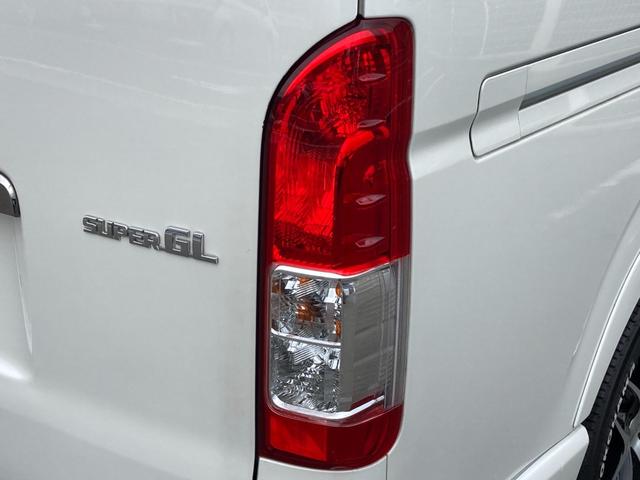 ハイエースバン スーパーＧＬ　ダークプライム　★禁煙車★ベッドキット★社外サスペンション★フルエアロ★メモリーナビ★バックカメラ★フルセグ★両側スライドドア★ＬＥＤヘッドライト★Ｂｌｕｅｔｏｏｔｈ★社外１８インチＡＷ★マフラーカッター★車検整備付（32枚目）