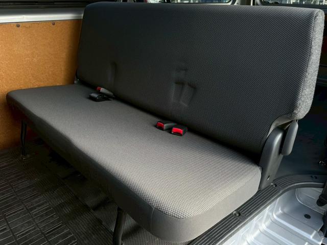レジアスエースバン ロングＤＸ　ＧＬパッケージ　禁煙車　両側スライドドア　キーレスエントリー　運転席・助手席エアバック　電動格納ミラー　ＣＤプレーヤー　ＵＳＢ接続可　ＡＵＸ接続可　パワーウィンドウ　パワーステアリング　エアコン　６人乗り　車検整備付（12枚目）