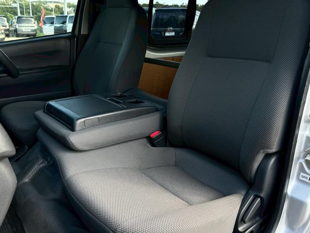 レジアスエースバン ロングＤＸ　ＧＬパッケージ　禁煙車　両側スライドドア　キーレスエントリー　運転席・助手席エアバック　電動格納ミラー　ＣＤプレーヤー　ＵＳＢ接続可　ＡＵＸ接続可　パワーウィンドウ　パワーステアリング　エアコン　６人乗り　車検整備付（26枚目）
