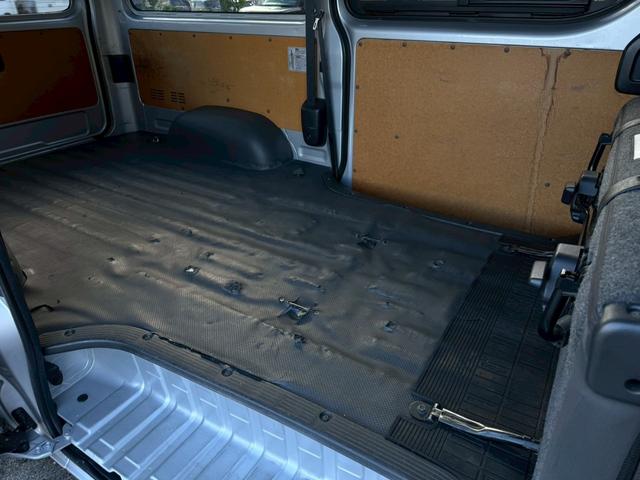 レジアスエースバン ロングＤＸ　ＧＬパッケージ　禁煙車　両側スライドドア　キーレスエントリー　運転席・助手席エアバック　電動格納ミラー　ＣＤプレーヤー　ＵＳＢ接続可　ＡＵＸ接続可　パワーウィンドウ　パワーステアリング　エアコン　６人乗り　車検整備付（29枚目）