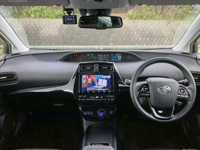 プリウス SセーフティプラスII 禁煙車 純正9型ナビ 全周囲モニター 前後ドラレコ レーダークルーズ ブラインドスポット ETC LEDヘッドライト レーンキープ フルセグTV Bluetooth接続 純正15インチAW 車検整備付(5枚目)