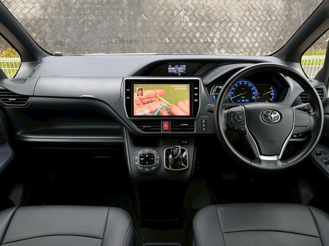 ヴォクシー ハイブリッドZS 禁煙車 純正10型ナビ フリップダウンモニター バックカメラ 前後ドラレコ 両側パワースライド ETC2.0 LEDヘッドライト 衝突軽減 レーンキープ Bluetooth 純正16AW 車検整備付(6枚目)