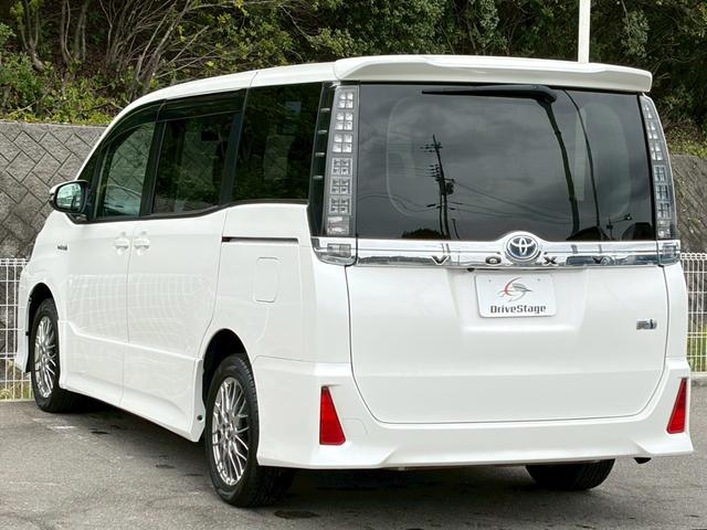 ヴォクシー ハイブリッドZS 禁煙車 純正10型ナビ フリップダウンモニター バックカメラ 前後ドラレコ 両側パワースライド ETC2.0 LEDヘッドライト 衝突軽減 レーンキープ Bluetooth 純正16AW 車検整備付(8枚目)