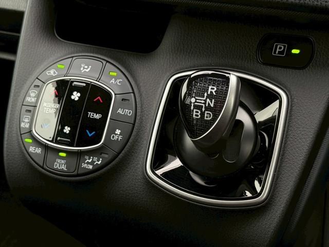 ヴォクシー ハイブリッドZS 禁煙車 純正10型ナビ フリップダウンモニター バックカメラ 前後ドラレコ 両側パワースライド ETC2.0 LEDヘッドライト 衝突軽減 レーンキープ Bluetooth 純正16AW 車検整備付(19枚目)