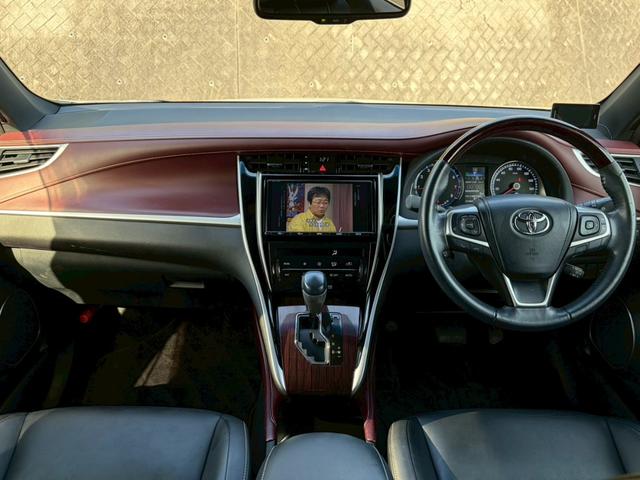 ハリアー プレミアム　禁煙　サンルーフ　純正９インチナビ　ハーフレザー　パワーシート　パワーバックドア　クルーズコントロール　ＬＥＤ　フルセグ　バックカメラ　ＥＴＣ　純正１８インチアルミ　プッシュスタート　車検整備付（6枚目）