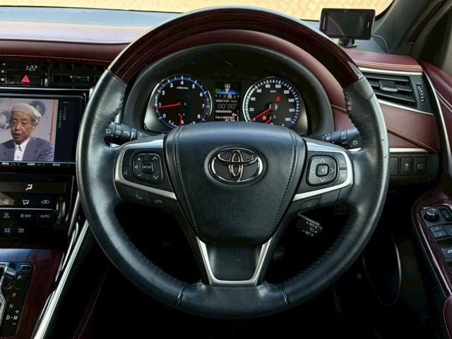 ハリアー プレミアム　禁煙　サンルーフ　純正９インチナビ　ハーフレザー　パワーシート　パワーバックドア　クルーズコントロール　ＬＥＤ　フルセグ　バックカメラ　ＥＴＣ　純正１８インチアルミ　プッシュスタート　車検整備付（10枚目）