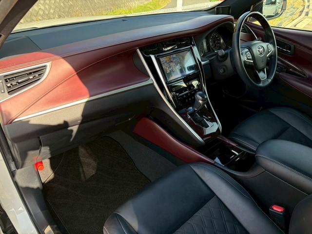 ハリアー プレミアム　禁煙　サンルーフ　純正９インチナビ　ハーフレザー　パワーシート　パワーバックドア　クルーズコントロール　ＬＥＤ　フルセグ　バックカメラ　ＥＴＣ　純正１８インチアルミ　プッシュスタート　車検整備付（36枚目）