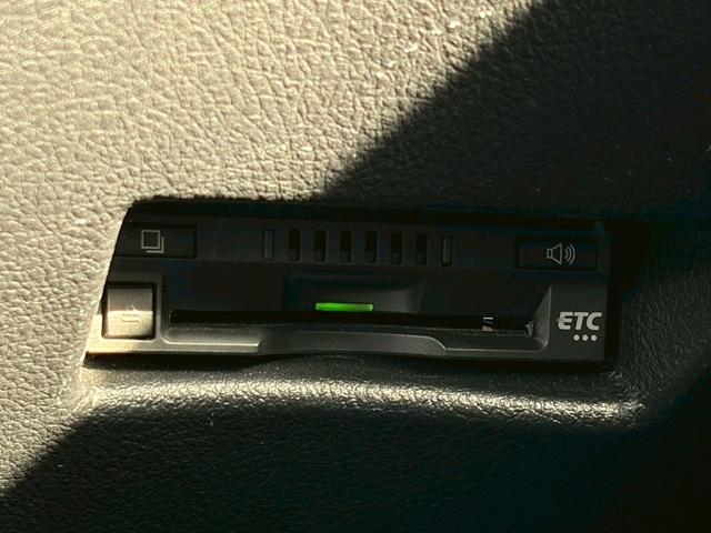 シエンタ ハイブリッドＧ　クエロ　禁煙車　純正ナビ　バックカメラ　両側電動スライド　ドライブレコーダー　シートヒーター　ＥＴＣ　ＬＥＤヘッドライト　ハーフレザーシート　衝突軽減ブレーキ　レーンキープ　１５インチアルミ　車検整備付（12枚目）