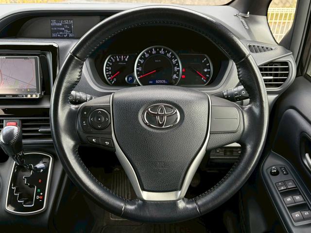 ヴォクシー ＺＳ　禁煙　社外メモリーナビ　バックカメラ　ドラレコ　パワースライドドア　インテリキー　ＬＥＤヘッドライト　ＥＴＣ　フルセグ　Ｂｌｕｅｔｏｏｔｈ　ＵＳＢ接続　純正１６インチアルミ　７人乗り　プッシュスタート（9枚目）