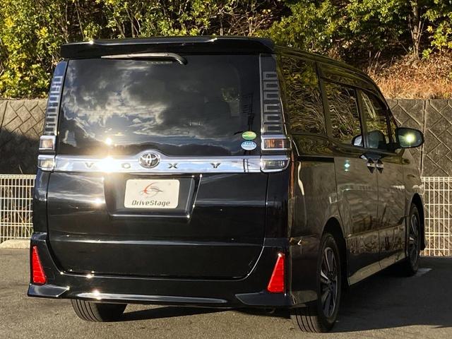 ヴォクシー ＺＳ　煌　禁煙　純正ナビ　フリップダウンモニター　バックカメラ　両側パワースライドドア　クルーズコントロール　衝突軽減ブレーキ　レーンキープ　ＵＳＢポート　フルセグ　スマートキー　純正１６インチＡＷ　車検整備付（9枚目）