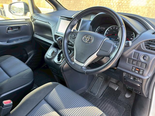 ヴォクシー ＺＳ　煌　禁煙　純正９インチナビ　バックカメラ　両側パワスラ　ドライブレコーダー　フルセグＴＶ　Ｂｌｕｅｔｏｏｔｈ　純正１６インチＡＷ　ＥＴＣ　ＬＥＤヘッドライト　オートライト　アイドリングストップ　車検整備付（10枚目）