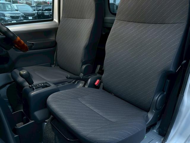 スーパーキャリイ Ｘ　４ＷＤ　三方開　禁煙車　社外メモリーナビ　バックカメラ　衝突軽減ブレーキ　レーンキープ　ＨＩＤヘッドライト　キーレスエントリー　ＥＴＣ　フルセグＴＶ　Ｂｌｕｅｔｏｏｔｈ　オートハイビーム　点検整備付（17枚目）