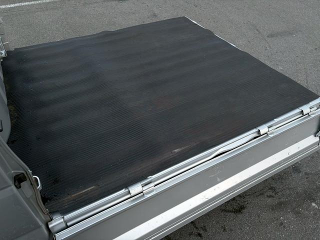 スーパーキャリイ Ｘ　４ＷＤ　三方開　禁煙車　社外メモリーナビ　バックカメラ　衝突軽減ブレーキ　レーンキープ　ＨＩＤヘッドライト　キーレスエントリー　ＥＴＣ　フルセグＴＶ　Ｂｌｕｅｔｏｏｔｈ　オートハイビーム　点検整備付（18枚目）