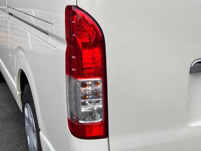 ハイエースバン ＤＸ　ＧＬパッケージ　ワンオーナー　禁煙　ストラーダ９インチナビ　ＡＣ１００Ｖ　リアヒーター　リアクーラー　バックカメラ　フルセグ　ＥＴＣ　Ｂｌｕｅｔｏｏｔｈ接続　ＣＤ／ＤＶＤ再生　キーレス　電格ミラー　ディーゼルターボ（33枚目）
