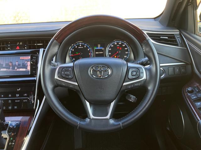 ハリアー プレミアム　禁煙車　純正ナビ　フロント・バックカメラ　ハーフレザーシート　パワーシート　レーダークルーズコントロール　衝突軽減ブレーキ　レーンキープ　パワーバックドア　ＬＥＤヘッドライト　純正１８インチアルミ（16枚目）